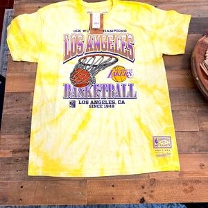 Mitchell and Ness Los Angeles Lakers 16x World Championship T shirt Size Large